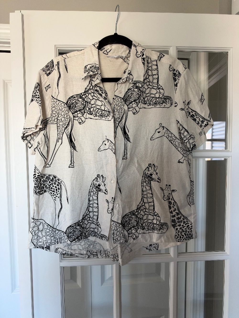 Jane & Delancey, Ivory short sleeved blouse w/giraffe design. Med.
